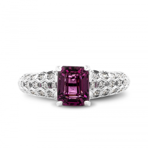 Кольцо из белого золота с гранатом и бриллиантами