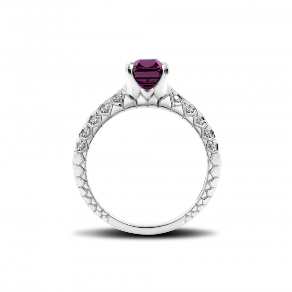 Кольцо из белого золота с гранатом и бриллиантами