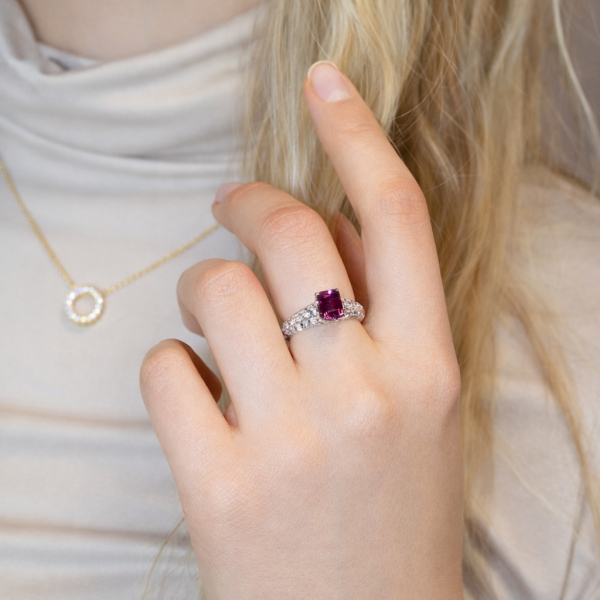  Valgest kullast sõrmus granaadi ja teemantidega