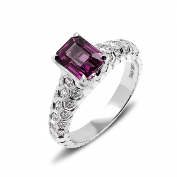 Кольцо из белого золота с гранатом и бриллиантами