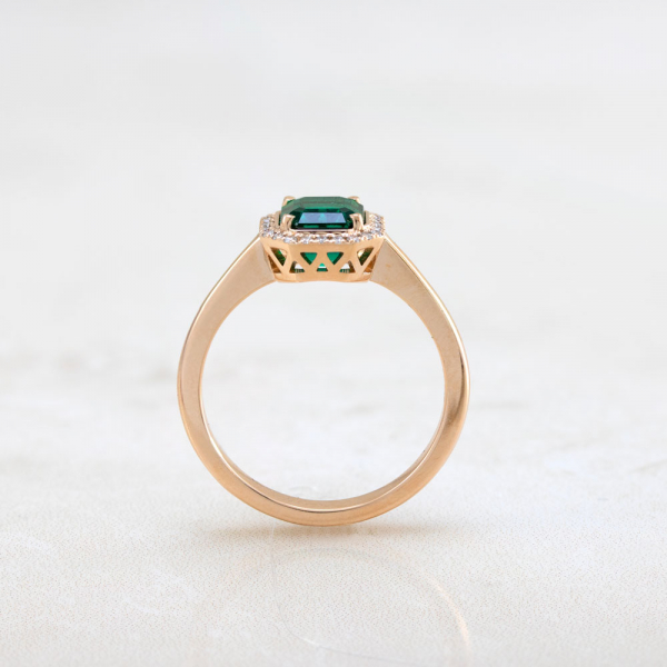 Gold Ring With Emerald And Diamonds