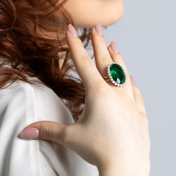 Luxury Ring In Yellow Gold With Emerald